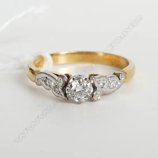 18CT GOLD & DIAMOND SET RING, 3.1GMS SIZE M