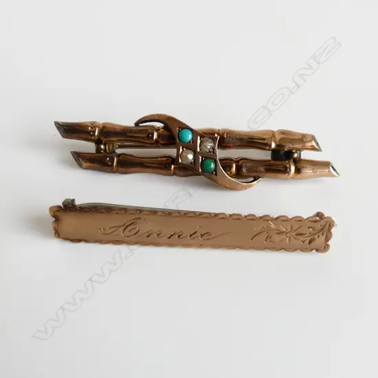 2 VINTAGE 9CT GOLD BAR BROOCHES, 4.4GMS