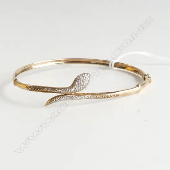 9ct GOLD & DIAMOND SET SNAKE BANGLE (one small diamond missing) 3.9gm