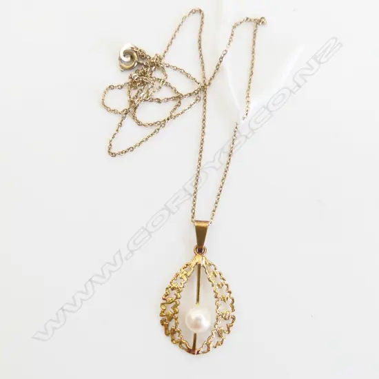 9CT FINE CHAIN NECKLACE w. 9CT PEARL PENDANT 2.9 GRAMS