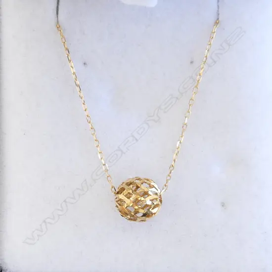 GOLD SPHERICAL PENDANT & FINE 9CT GOLD CHAIN