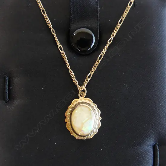 9CT GOLD & OPAL PENDANT & CHAIN, 3.66gms