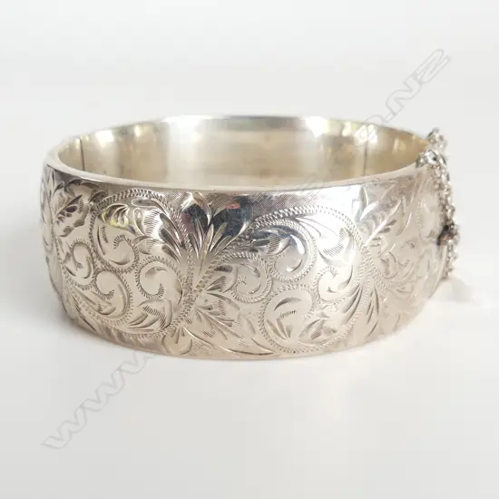 WIDE STG SILVER HINGED BRACELET, 32.8GMS 