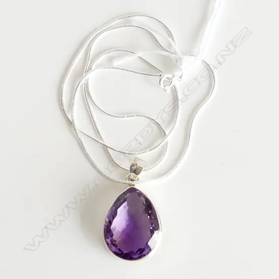 LG PR SHAPED AMETHYST & 925 SILVER PENDANT & CHAIN 