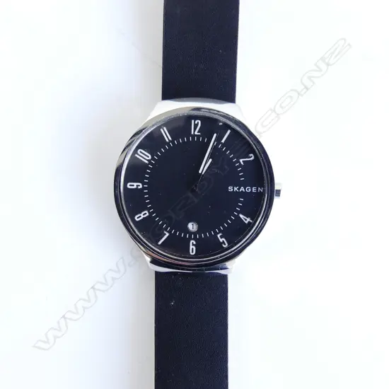 SKAGEN MENS WRIST WATCH, BLACK LEATHER STRAP, IN WORKING ORDER 