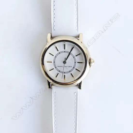MARC JACOBS LADIES DRESS WATCH, WHITE LEATHER STRAP. IN WORKING ORDER