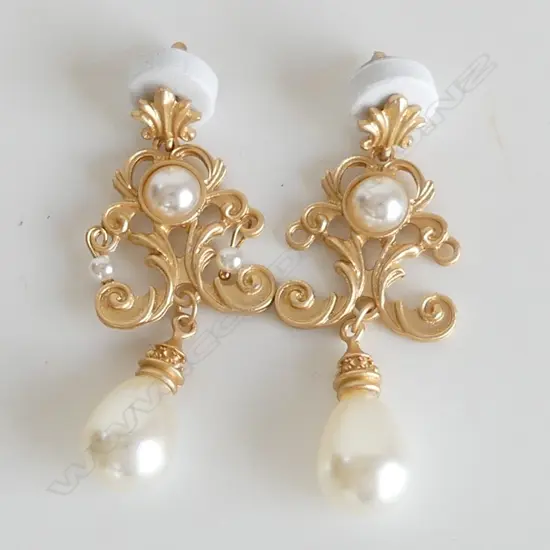 PR LG BAROQUE STYLE FAUX PEARL DROP EARRINGS 
