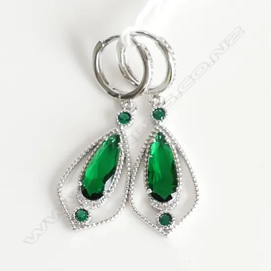 PR FAUX EMERALD & SILVER PLATED DROP EARRINGS 