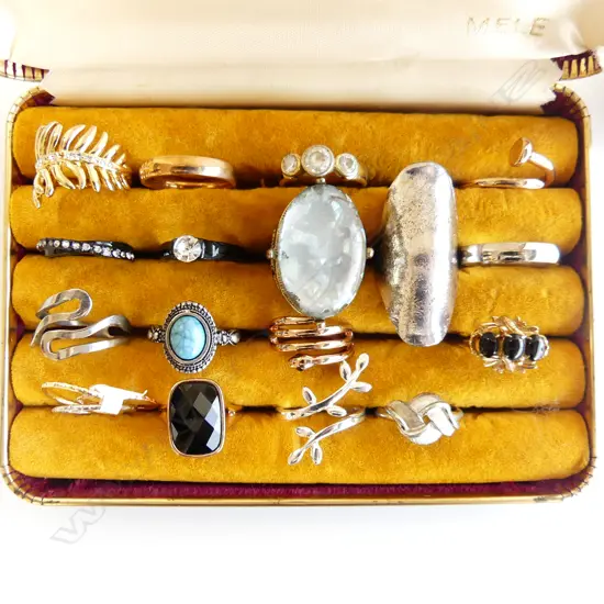 BOX 18 ASST COSTUME JEWELLERY RINGS 