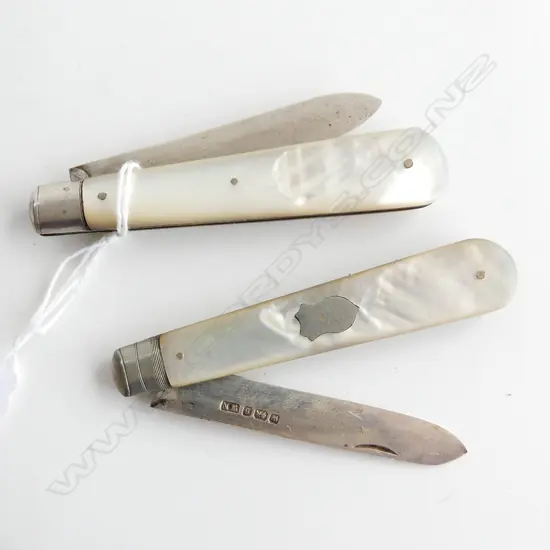 TWO STERLING SILVER & MOTHER OF PEARL POCKET KNIVES SHEFFIELD 1910, SHEFFILED 1925 L. 85MM