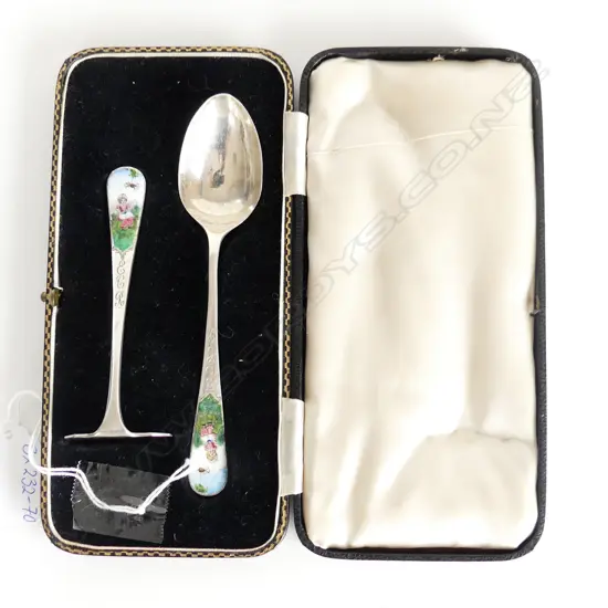 VINTAGE CASED CHILDS STG SILVER & ENAMEL SPOON & FOOD PUSHER, 42GMS 