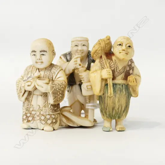 3 ORIENTAL CARVED IVORY NETSUKE; MALE FIGURES H.50mm