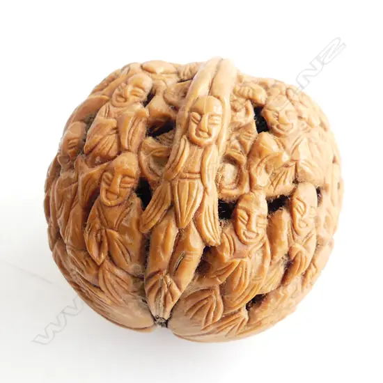 VINTAGE CARVED CHINESE WALNUT DEPICTING MALE FIGURES AND ANIMALS L. 45MM