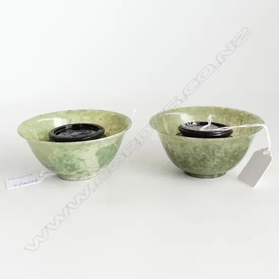 PAIR OF SPINACH JADE BOWLS ON STANDS D 100 MM