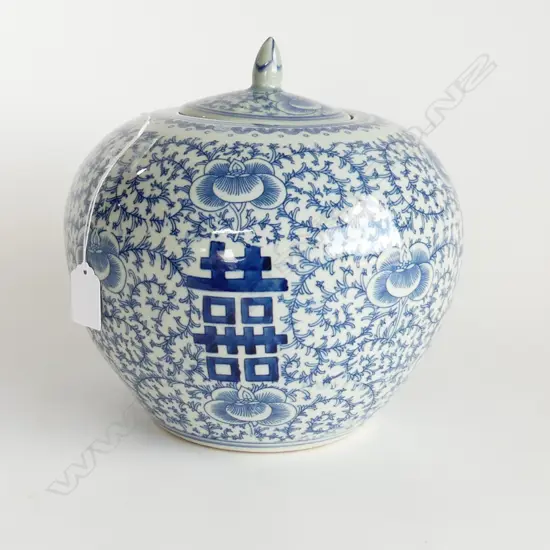 CHINESE B/W LIDDED VASE H.220mm