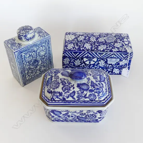 3 ORIENTAL B/W LIDDED CONTAINERS L.215mm