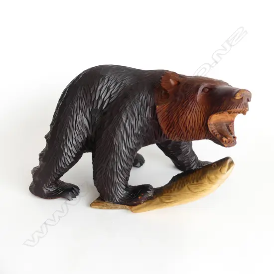 CARVED WOOD GRIZZLY BEAR TRAPPING A SALMON W.312mm
