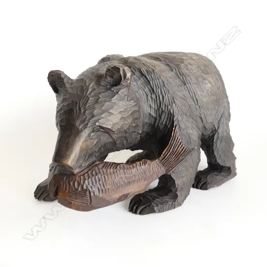 CARVED WOOD GRIZZLY BEAR TRAPPING A SALMON W.312mm.