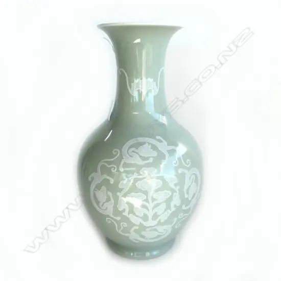 LG CHINESE CELADON VASE DECORATED w. MUSHROOMS, DRAGONS & BATS H.400mm