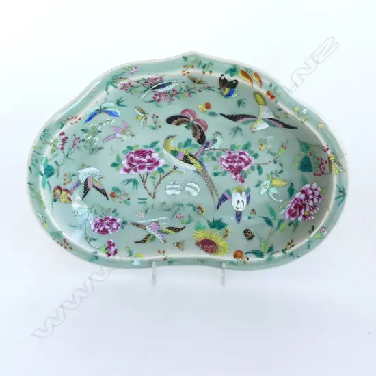 KIDNEY SHAPED SOLID CHINESE PORCELAIN CANTONESE DISH. DECORATED IN ENAMEL IMAGES OF BIRDS, EARLY CORDYS LABEL. SMALL PAR