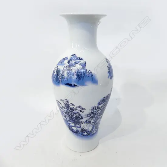 WHITE CHINESE VASE DECORATED w. BLUE LANDSCAPE H.355mm