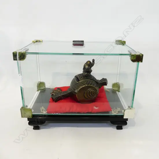 JAPANESE WISHING HAMMER (L. 190mm) IN GLASS CASE WITH WOODEN STAND (L 330 X 200 X 250mm)