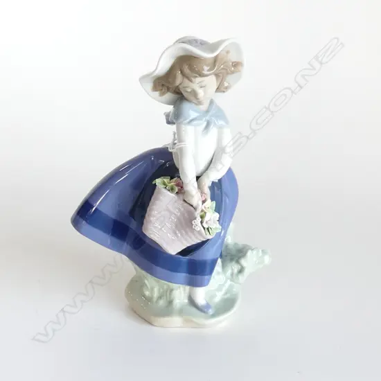 LLADRO #5222 GIRL w. FLOWER BUCKET H.180mm very minor chips to leaves