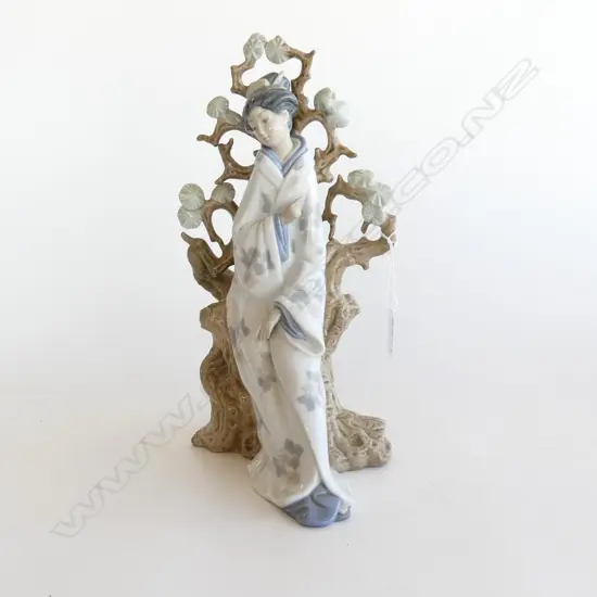 LLADRO #4807 JAPANESE WOMAN H.310mm damage to hand