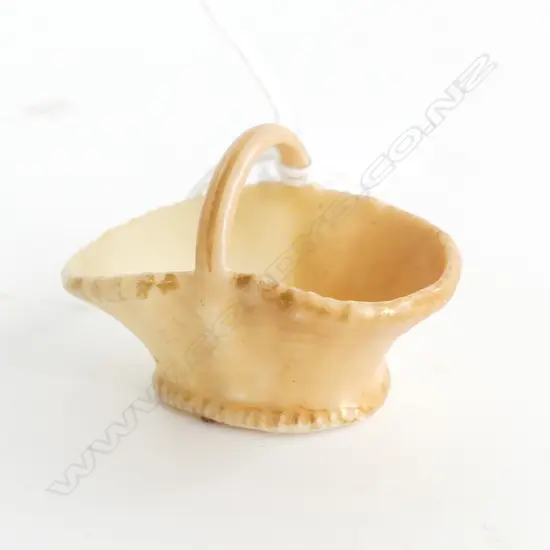 ROYAL WORCESTER ANTIQUE MINIATURE BASKET DATE 1904 L. 45MM