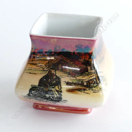 GRIMWADES 'MAORI WARE' CARVER VASE H.95mm