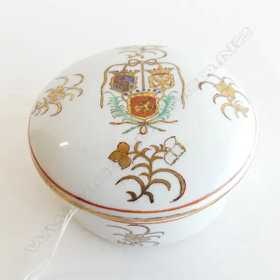 19th C? AMORIAL PORCELAIN ROUND LIDDED BOX, DIA 125mm