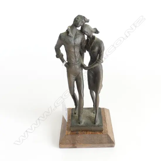 BRONZE COUPLE H.175mm + SQUARE WOODEN BASE