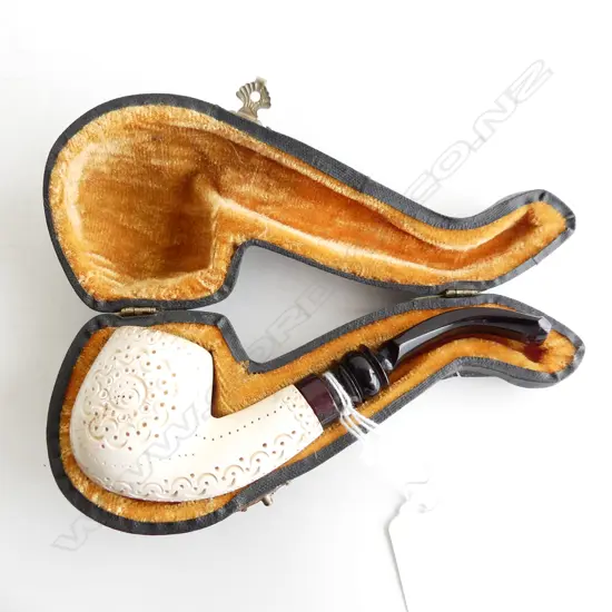 ANTIQUE MEERSCHAUM PIPE WITH INTRICATE CARVING IN CASE L. 150mm
