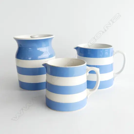 3 PCES CORNISHWARE OLD GREEN MARK; 2 JUGS + LIDDED CONTAINER H.160mm