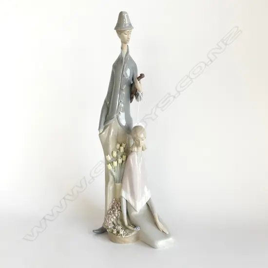 TALL LLADRO FIGURINE; MAN w. VIOLIN, SEATED WOMAN H.450mm damage to flowers