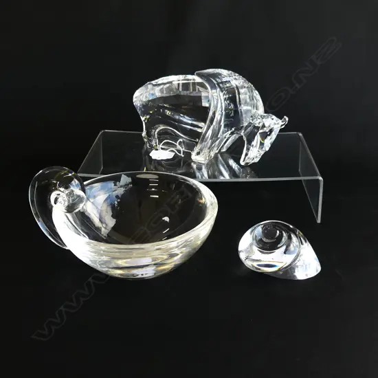 3 PCES CRYSTAL; SWAROVSKI BULL L.155mm horns chipped + 2 PCES STUEBEN; BOWL 130mm dia & SNAIL SHELL