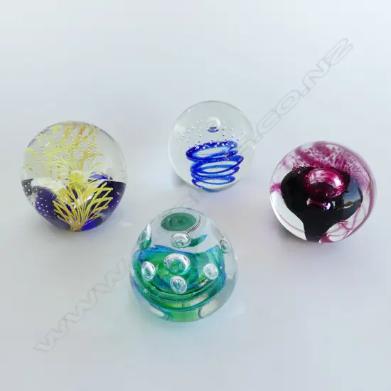 4 ART GLASS PAPERWEIGHTS H.90mm