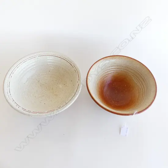 2 LG SHINO NZ STUDIO POTTERY BOWLS, DIA. 240, 260mm