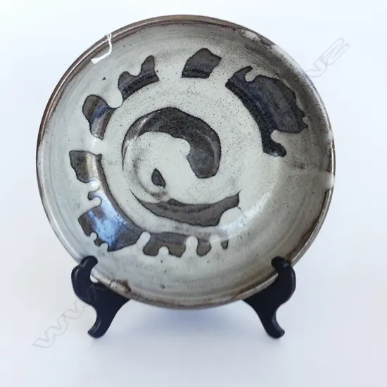 DEEP STONEWARE STUDIO POTTERY BOWL BY LAWSON FRAZER, DUNEDIN, CYPER TO BASE, 310mm dia