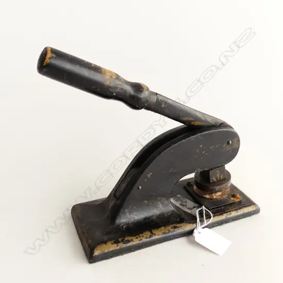 VICTORIAN CAST IRON SEAL PRESS FOR LETTERS AND DOCUMENTS WITH WOODEN HANDLE EX HAWERA L. 190mm