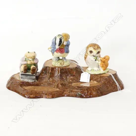 3 BESWICK BEATRIX POTTER FIGURINES ( MR JACKSON, OLD MR BROWN & TOMMY BROCK + STAND (L. 310mm)