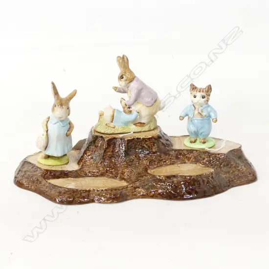 3 BESWICK BEATRIX POTTER FIGURINES (BENJAMIN BUNNY & PETER RABBIT, MRS FLOPSY BUNNY & TOM KITTEN) + STAND (L. 310mm)