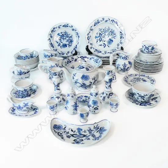 58 PIECE BLUE DANUBE DINNER SERVICE, INCL. TEA & COFFEE SETS, SERVING DISHES ETC
