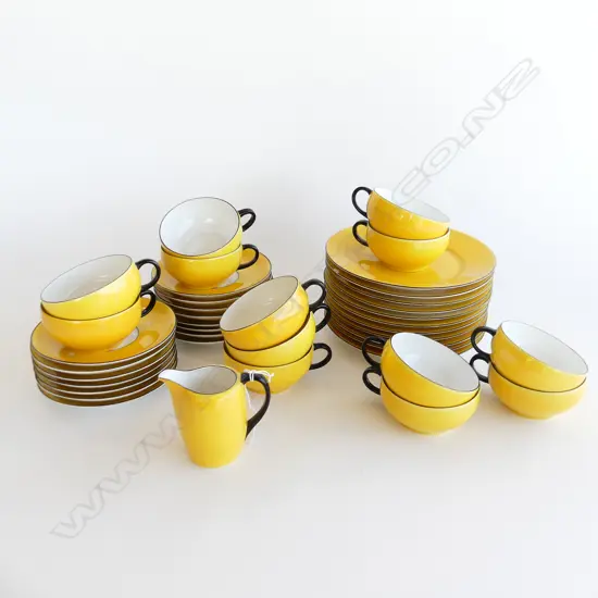 40 PCES YELLOW EAMAG BAVARIA; 13 CUPS, 15 SAUCERS, 11 PLATES, JUG - FAULTS