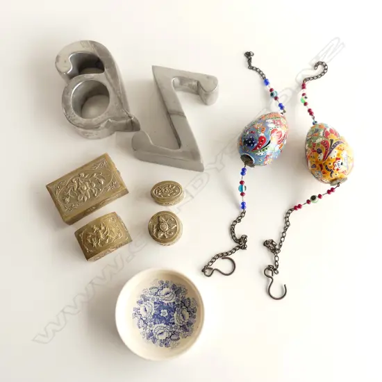 BOX LOT ASST. TRINKETS, A & Z BOOKENDS