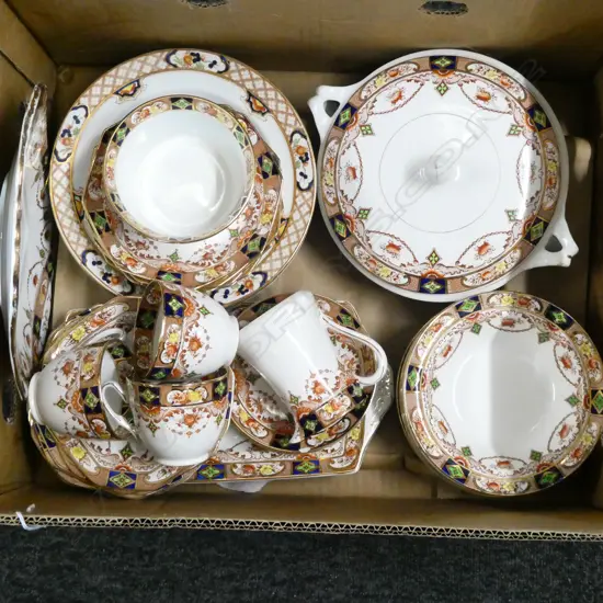 BOX LOT PART DINNERSET  BY ALFRED MEAKIN IN THE  'WINDSOR' PATTERN.
