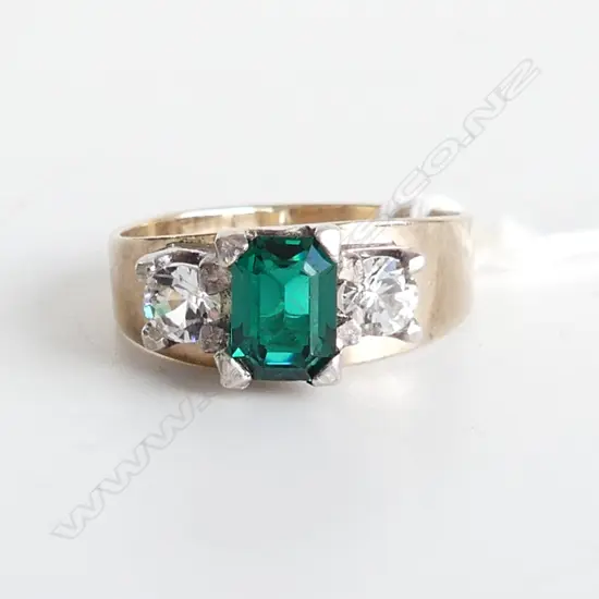 9CT GOLD GREEN & COLOURLESS GEM SET RING, SIZE O, 3.5GMS