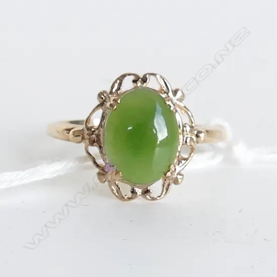 9CT GOLD POUNAMU (GREENSTONE) SET RING, SIZE N, 2.3GMS 