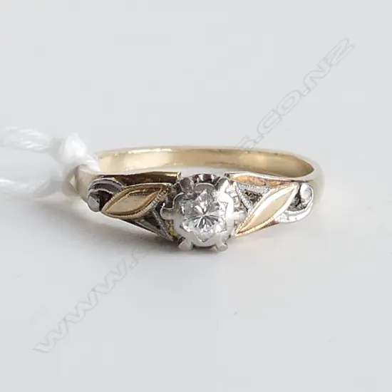 18CT GOLD & 0.10CT DIAMOND RING, SIZE N. 2.7GMS