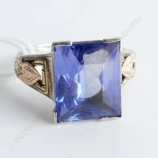 14K GOLD DRESS RING WITH SYN BLUE STONE 4.09GMS